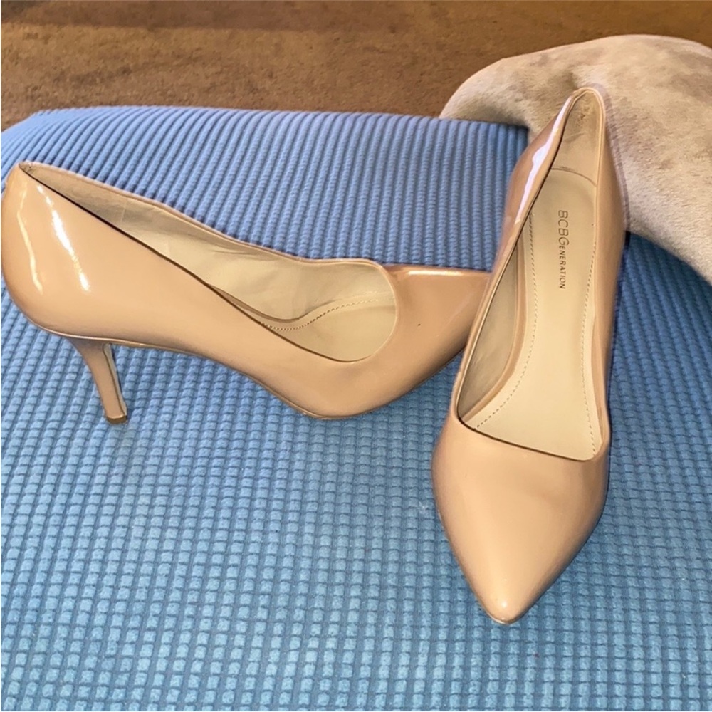 BCBG tan nude womens heels
